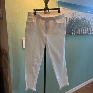 Democracy White Ankle Jeans with Frayed Hem